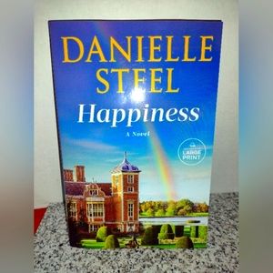 Happiness, Paperback by Steel, Danielle, Like New Used. LARGE PRINT.